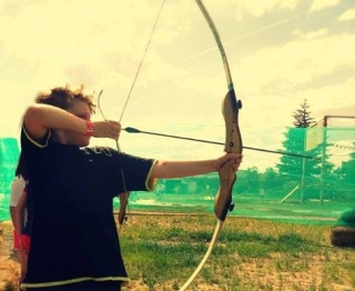 Niño practicando tiro con arco en La Rioja